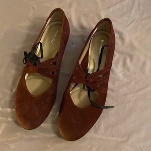 Brand new in box beautiful flats size 40